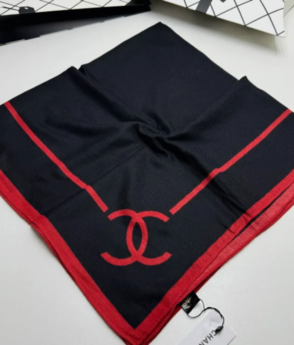 Теплый шерстяной платок Chanel