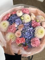 Букет сборный из гортензии, кустовой пионовидной розы, георгин и диантусов