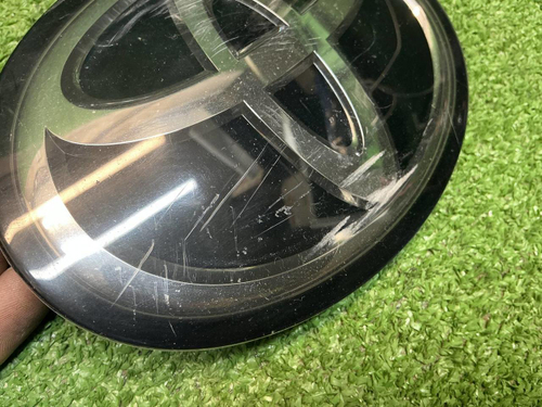 Эмблема решетки радиатора Toyota Camry xv70 20-24