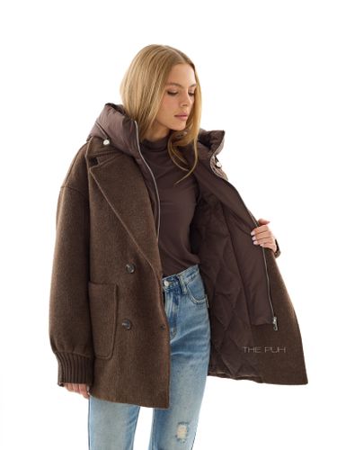 Шоколадное двубортное пальто с манишкой