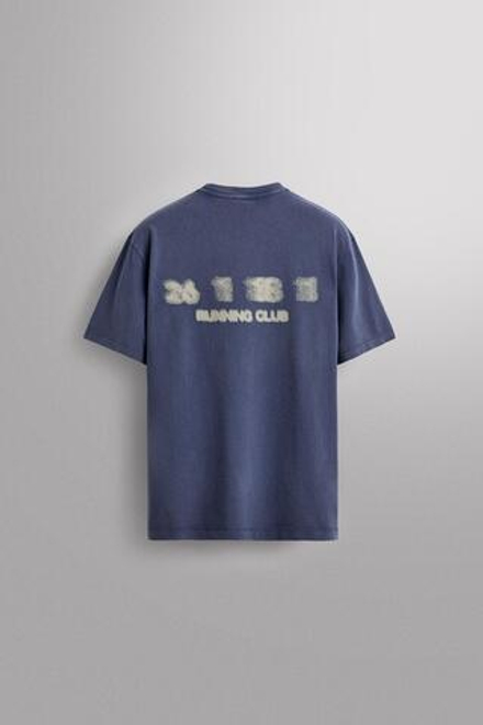 ZARA ФУТБОЛКА С ГРАФИЧЕСКИМ ПРИНТОМ, ЛИНЯЛЫЙ СИНИЙ