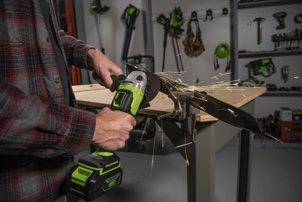 УШМ GREENWORKS GD24AGK2 в компл. с АКБ 2Ач. и ЗУ (3200207UA)