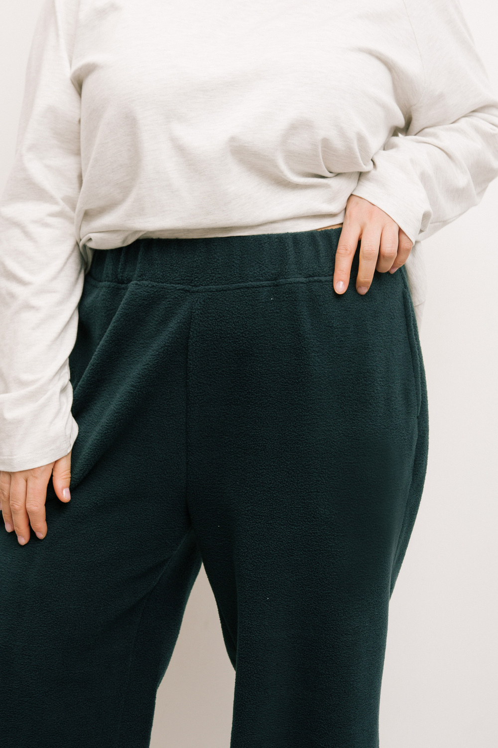 Джоггеры из футера барашек в зеленом