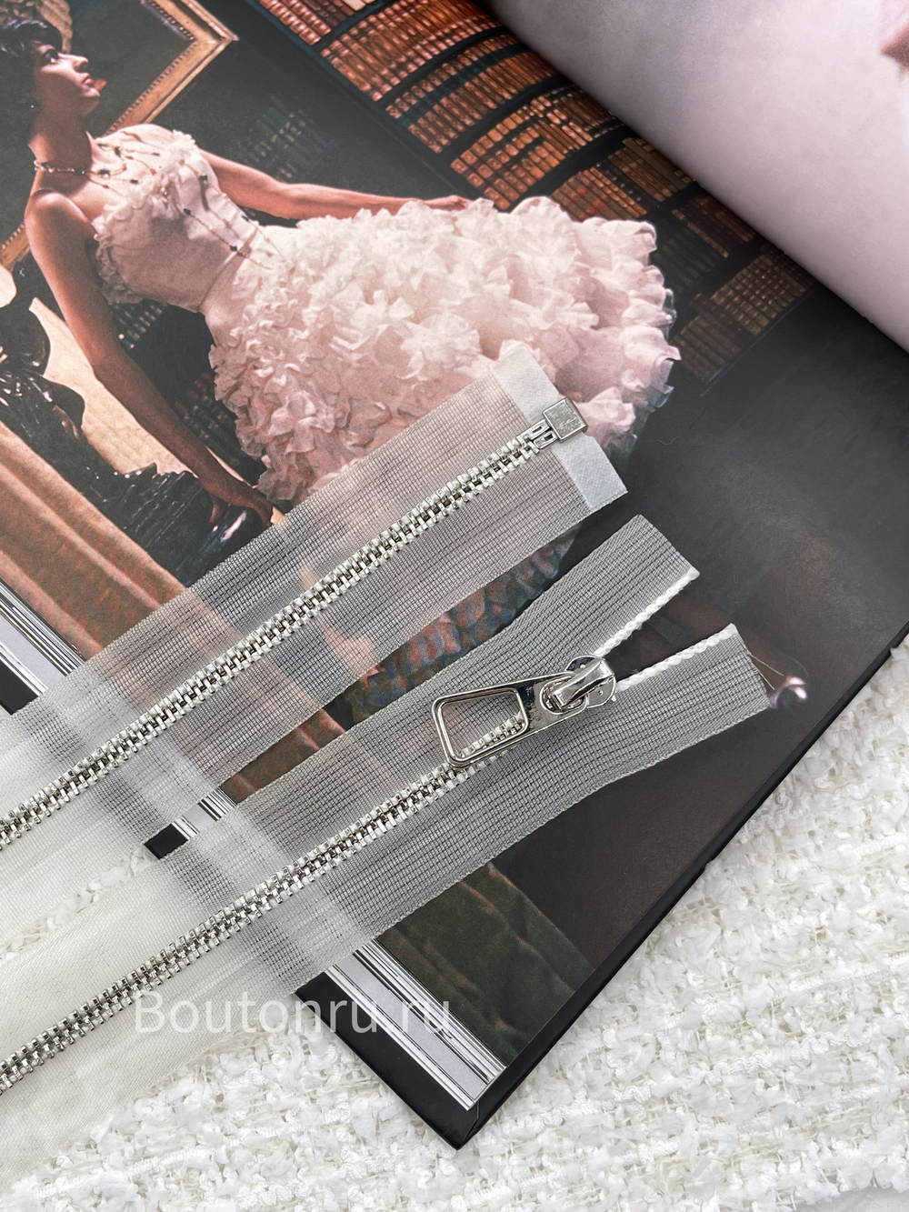 Молния на прозрачной сетке серебристая