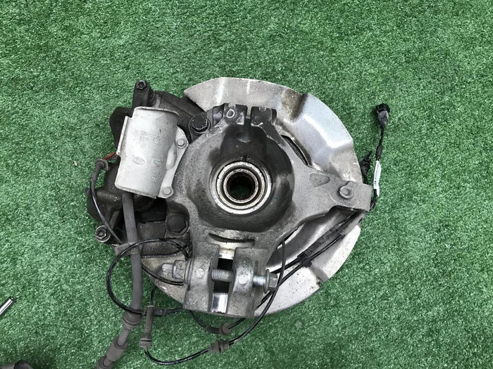 Кулак передний левый LR Discovery Sport (19-нв)