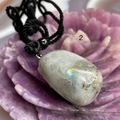 54057  Лабрадор Кулон галтовка на шнурке 33-34мм