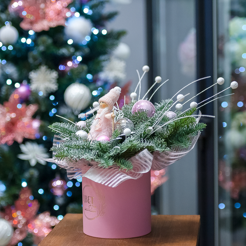 Нежная розовая композиция с нобилисом в шляпной коробке