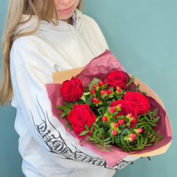 Букет из красных роз и гиперикума