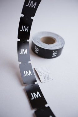 Печать серебряным цветом на черных бирках 30*50,8. от 500 шт