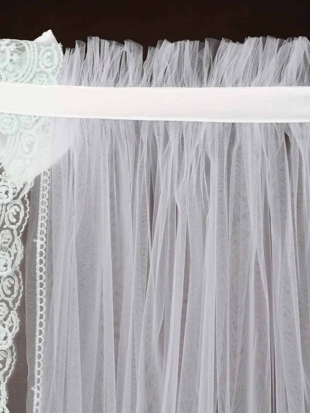 Балдахин с кружевом и брошью "Версаль"