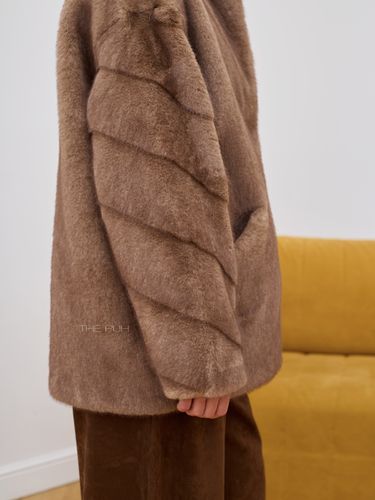 Удлиненная шуба из эко-меха с шалевым воротником