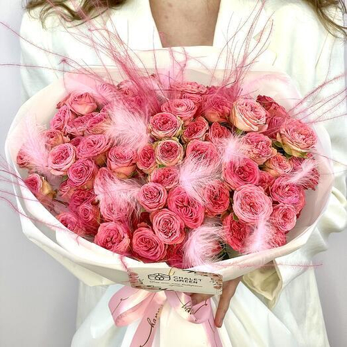 Монобукет из 15 ярких кустовых роз с сухоцветами и пёрышками. Монобукет 033 Chalet Green