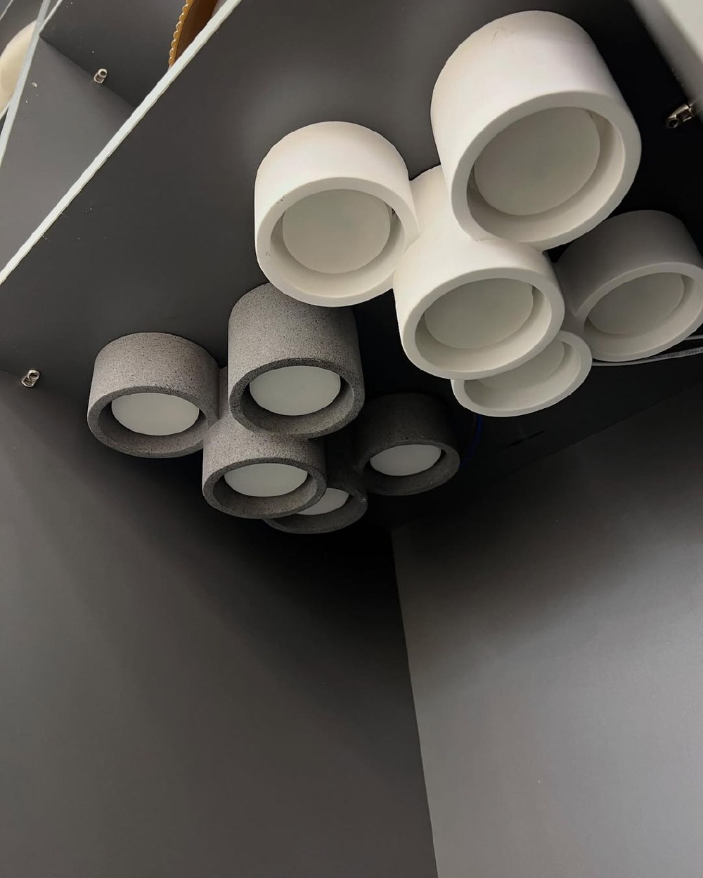 Минималистичный потолочный светильник с кластерной композицией.