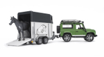 Внедорожник Land Rover Defender с прицепом-коневозкой и лошадью