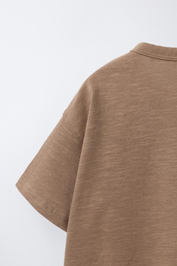 ZARA БАЗОВАЯ ФУТБОЛКА С ПУГОВИЦАМИ, КОРИЧНЕВЫЙ