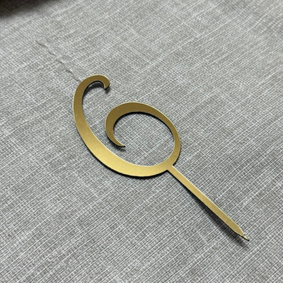 Свеча-топпер цифра «6» в золотом цвете