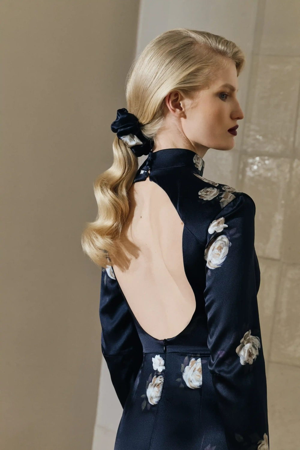 Bruna, резинка для волос из черного атласа с цветочным принтом