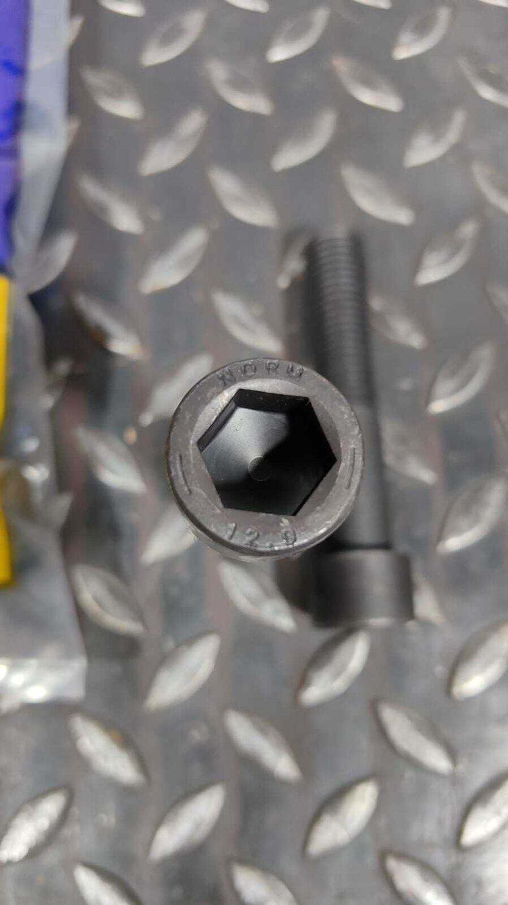 Винт шестигранный 13949252