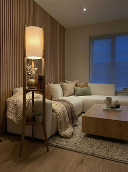 Торшер Esta из дуба в интерьере гостиной стиля Scandi