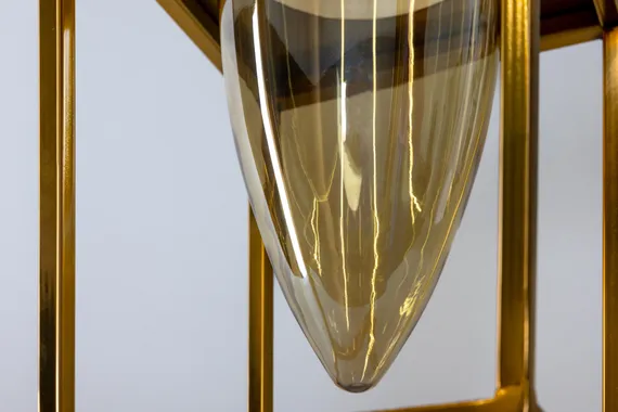 Ваза на золотом подстолье высокая