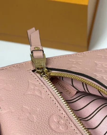 Сумка Louis Vuitton Pochette Metis розовый