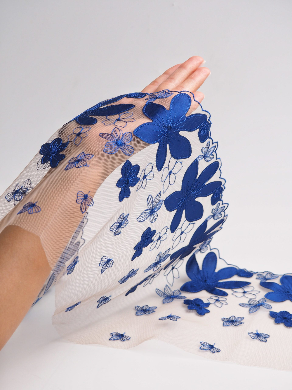 Вышивка на сетке ультрамарин с телесным ширина 23 см (2 стороны) ОТРЕЗЫ