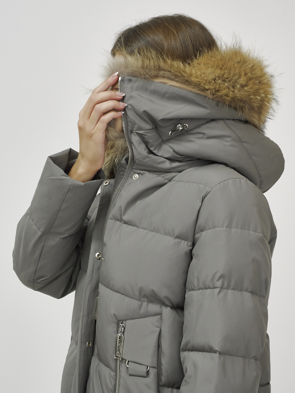Куртка женская зимняя с мехом енот премиум класса серого цвета 386Sr