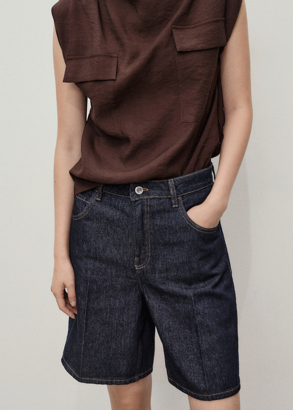 Джинсовые бермуды с высокой посадкой и эффектом потертости