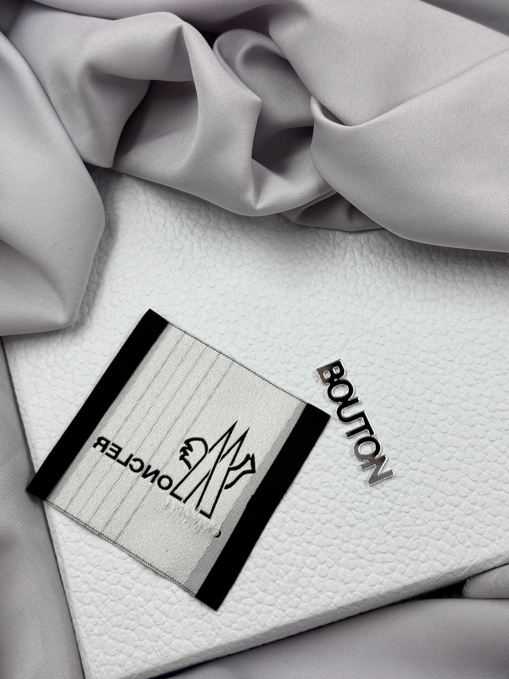 Бирка Монкл черная квадратная