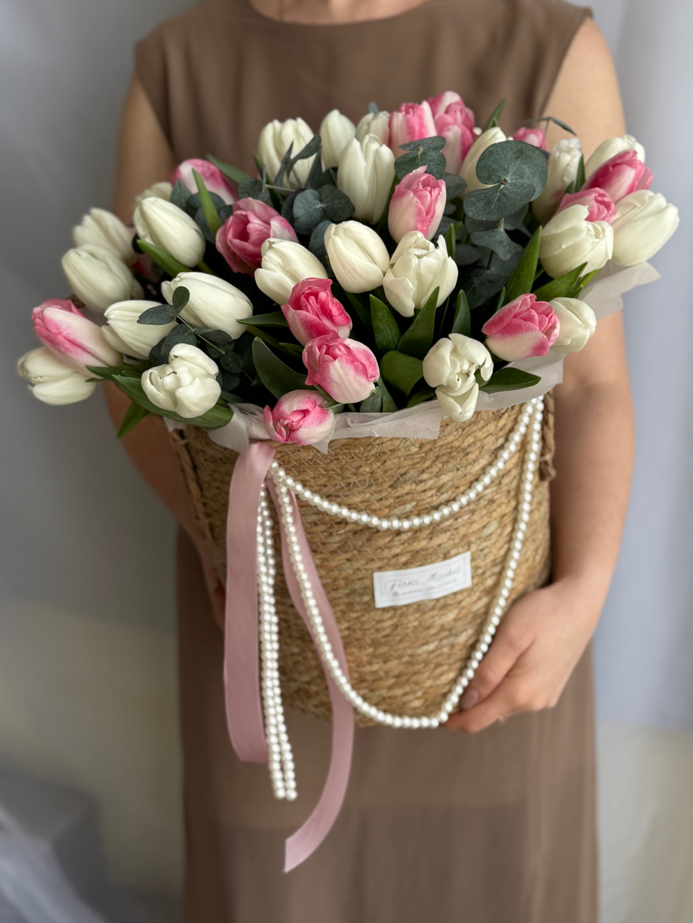 Утонченное сочетание белых и розовых тюльпанов в элегантной корзине от Флора Маркет