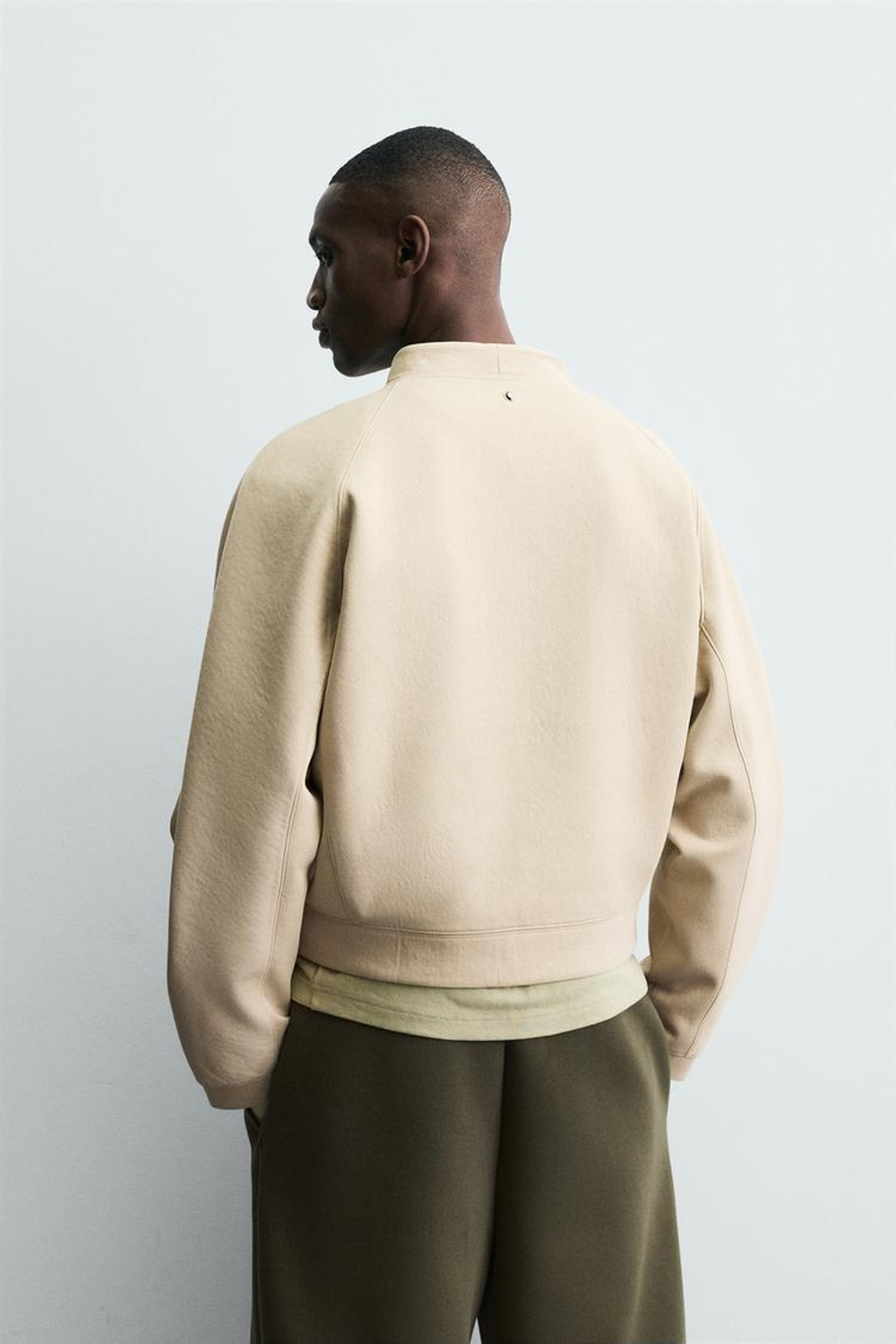 ZARA УКОРОЧЕННАЯ ТОЛСТОВКА ИЗ НЕОПРЕНА С ЗАКЛЕПКАМИ, РЫЖЕВАТО-КОРИЧНЕВЫЙ