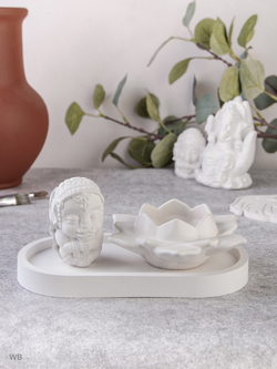 Статуэтка Ганеша и лотос на подносе