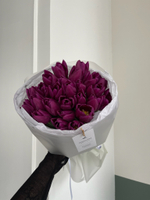 Букет из 25 фиолетовых тюльпанов