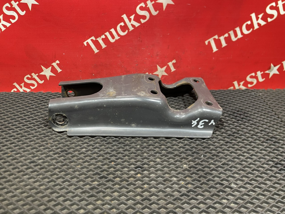 Кронштейн амортизатора переднего