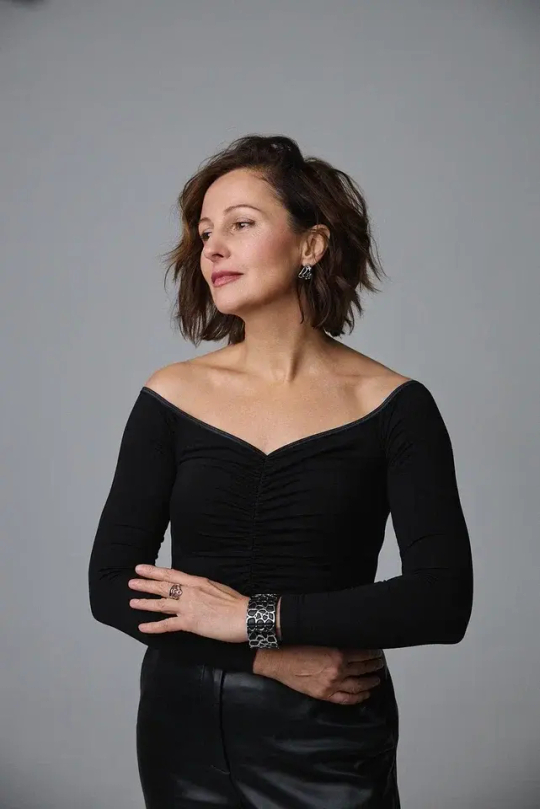 Браслет широкий на резинке черная кожа и серебряные "соты"