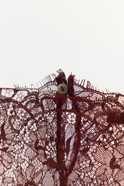 ZARA БЛУЗА ИЗ ПОЛУПРОЗРАЧНОГО КРУЖЕВА, ГРАНАТОВЫЙ