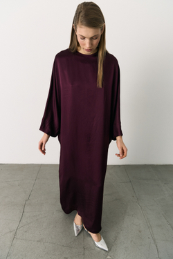 Платье из атласа винного цвета