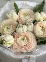 Букет сборный с ранункулюсами и белыми тюльпанами