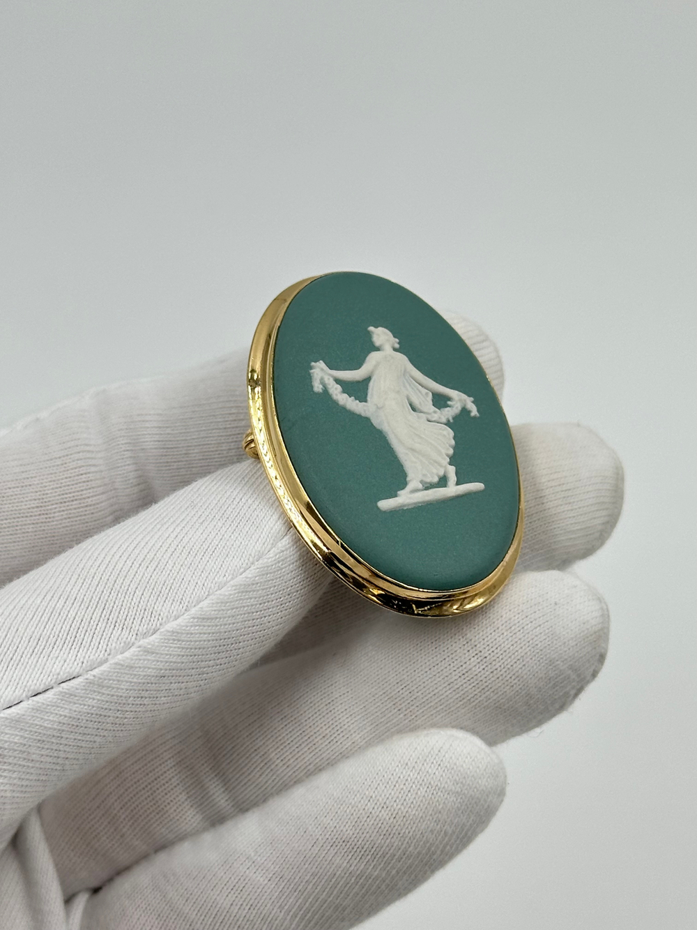 Брошь Wedgwood зелёная