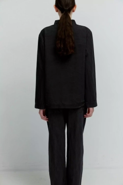 Верхняя мужская рубашка с карманами из черного вареного хлопка