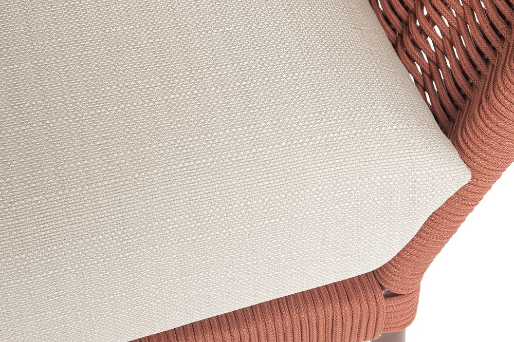 "Фиджи" диван 3-местный плетеный из роупа, каркас алюминий коричневый (RAL8016) муар, роуп красный (8372) круглый tex, ткань Mossle бежевая