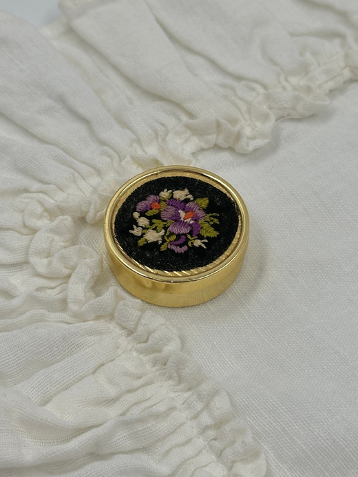 Таблетница с вышивкой