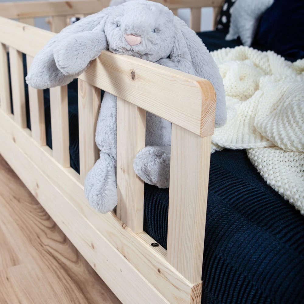 Кровать-домик Чайн 90х200 из сосны с основанием и бортиками, регулируемая по высоте, в натуральной отделке