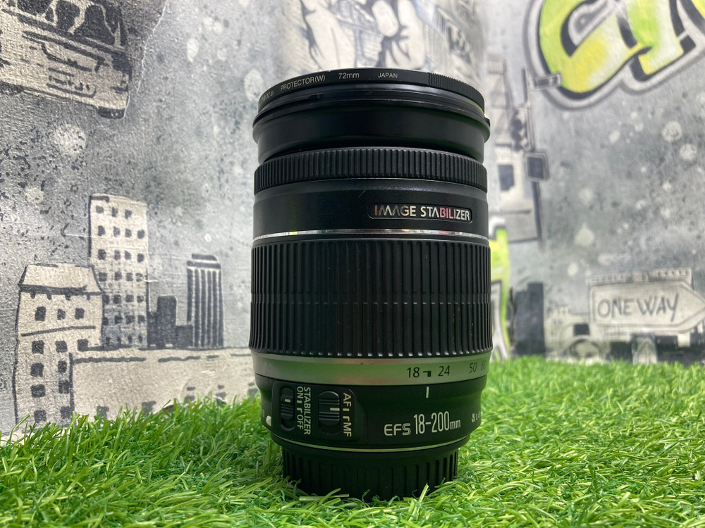Canon EF-S 18-200mm 3.5-5.6 IS