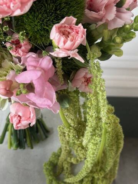 Свадебный букет из диантусов, антирринума и антуриума