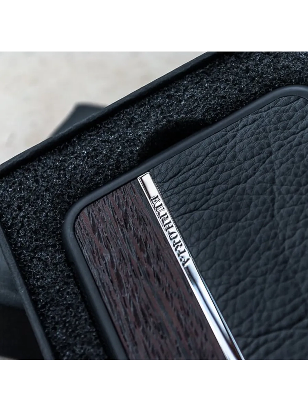 Чехол iPhone 16 - Euphoria Leather Metal Wood