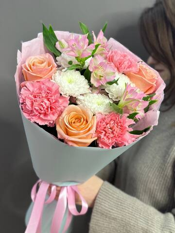 Авторский букет с персиковыми розами