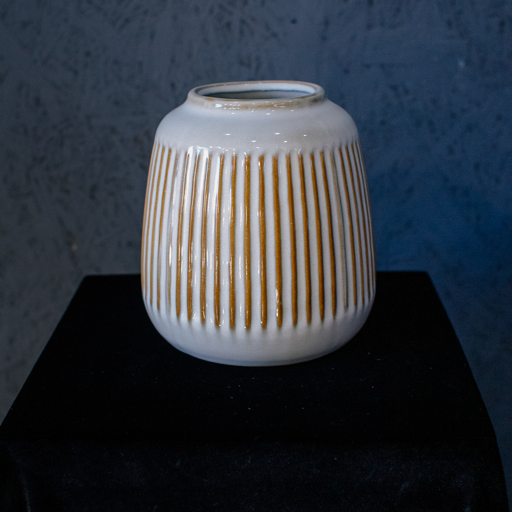 2. Молочная керамическая ваза с золотыми линиями