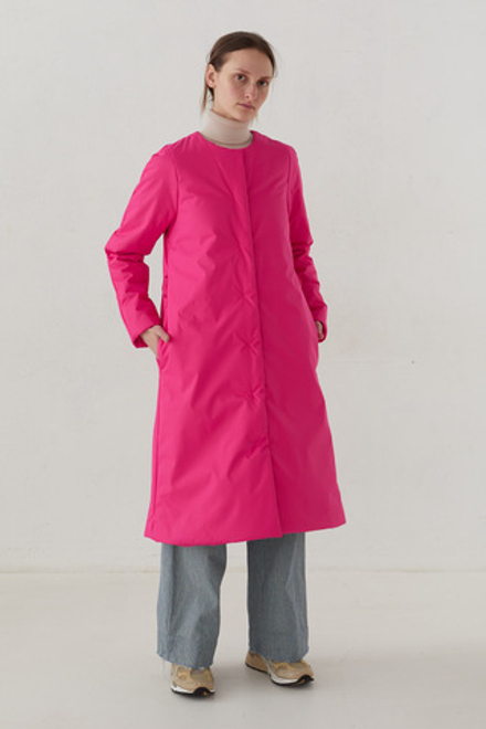 Утепленное пальто из мембраны цвета фуксии с жилетом