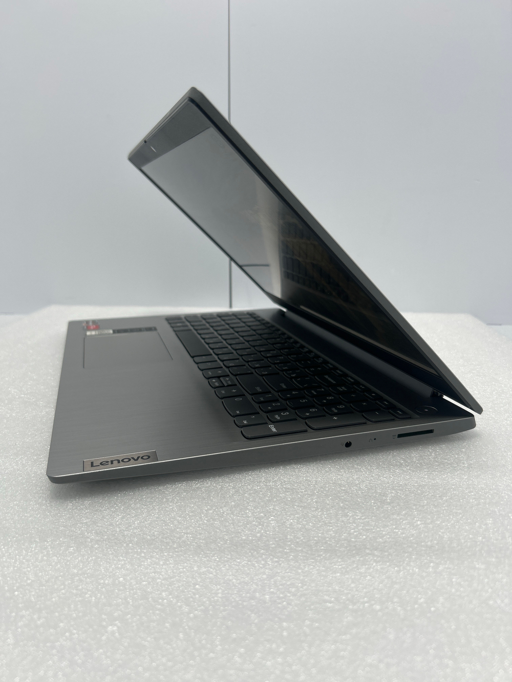 Ноутбук Lenovo IdeaPad 3 15ARE05 (81W4003ARK) 15.6"/AMD Ryzen 3 4300U/RAM 8GB/SSD 128GB/AMD Radeon Graphics/1920*1080/IPS/Windows 11/Подсветка кл-ры: нет/серебристый. Состояние: B1